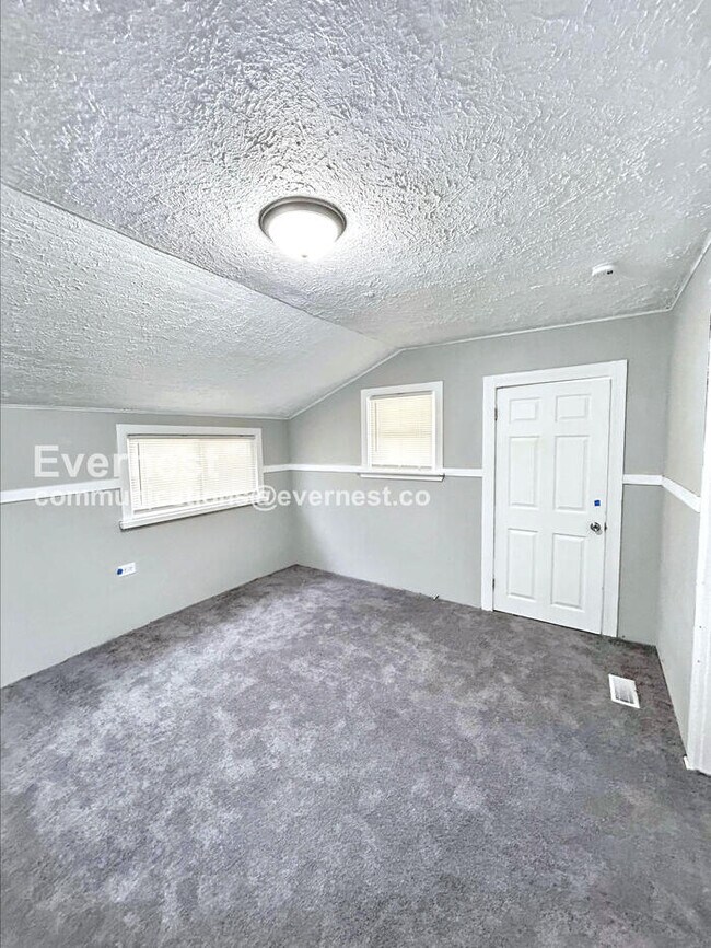 Building Photo - 1079 E 68th St