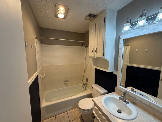 Building Photo - 3 BED/2 BATH/2 CAR GARAGE: AVAILABLE NOW!!