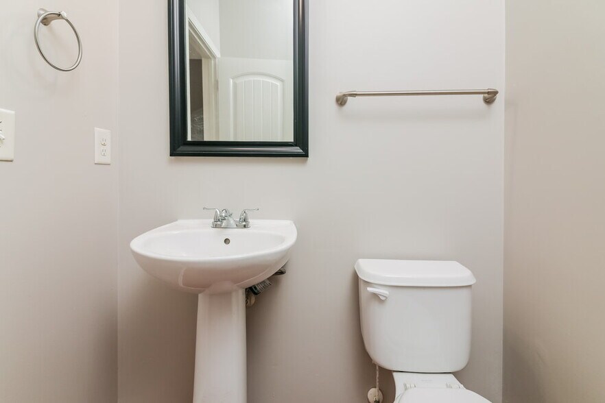 Building Photo - 547 Kerriann Ln