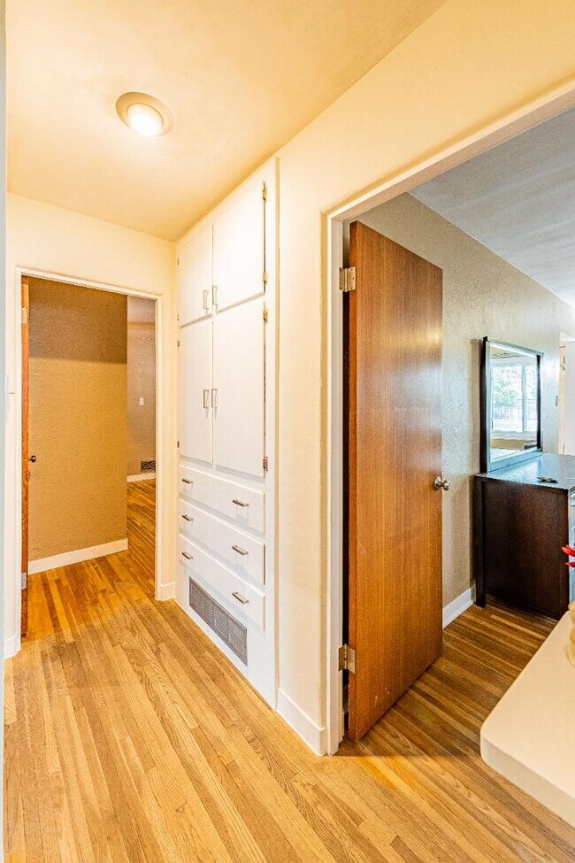 Building Photo - 444 Sierra Dr SE