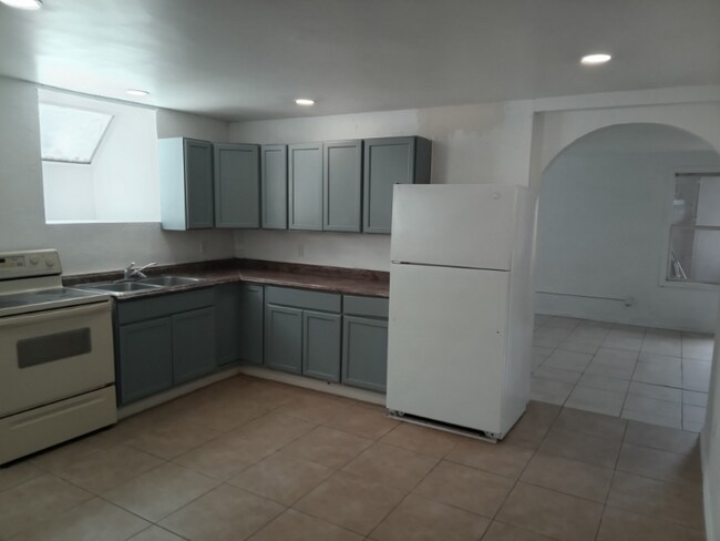 Building Photo - 325 1st Ave
