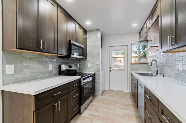 Building Photo - NEWLY REMODELED HOME NEAR TMC MAIN CAMPUS!