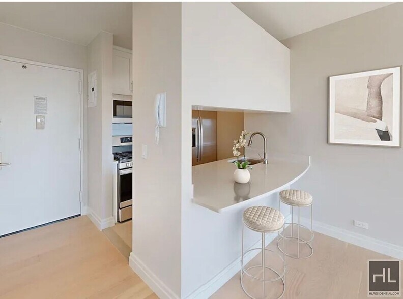 Building Photo - E 81st St