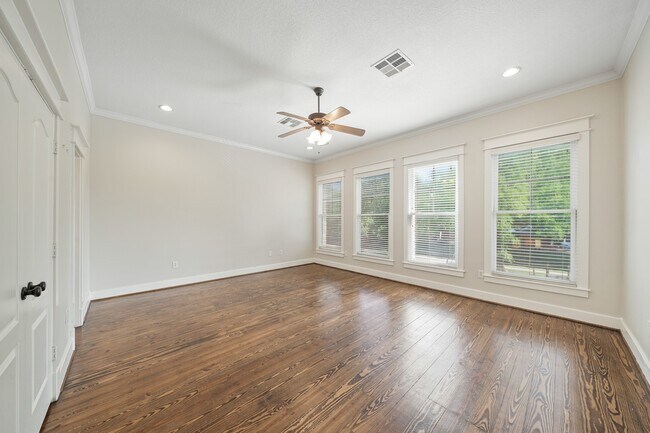 Building Photo - 513 W 22nd St