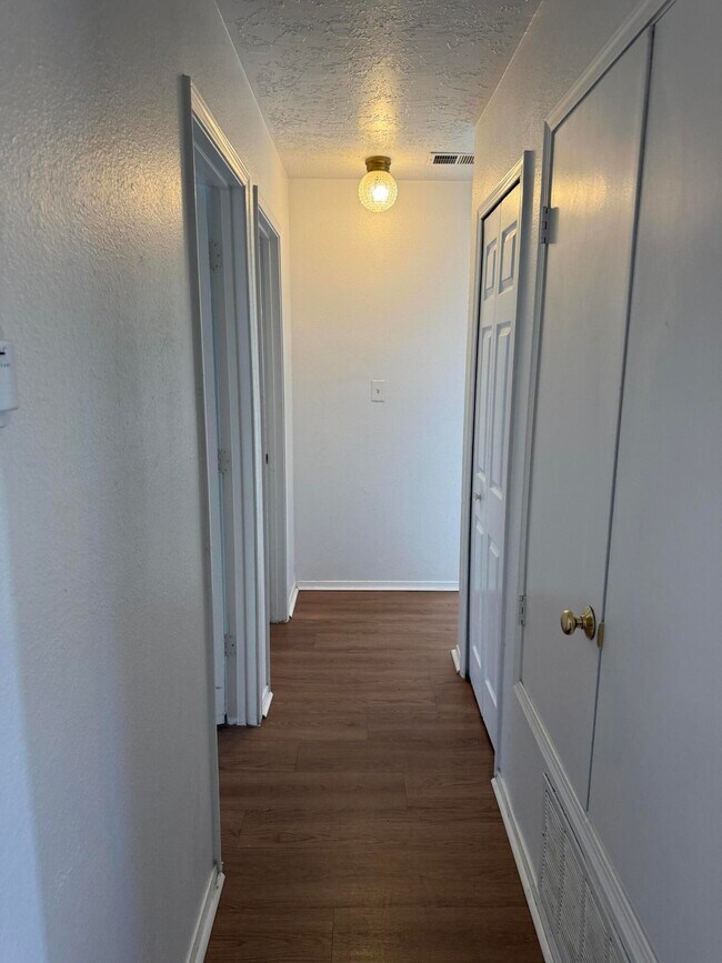 Building Photo - 840 Bravo Ct SE