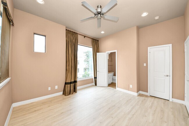 Building Photo - 5217 Lillian St