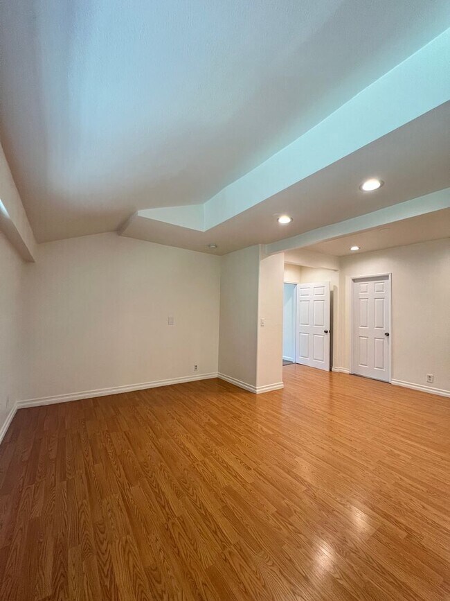 Building Photo - 711 Maltman Ave
