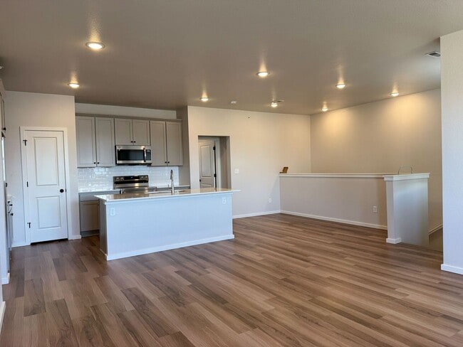 Building Photo - Beautiful Home in Windsor with Internet Included!