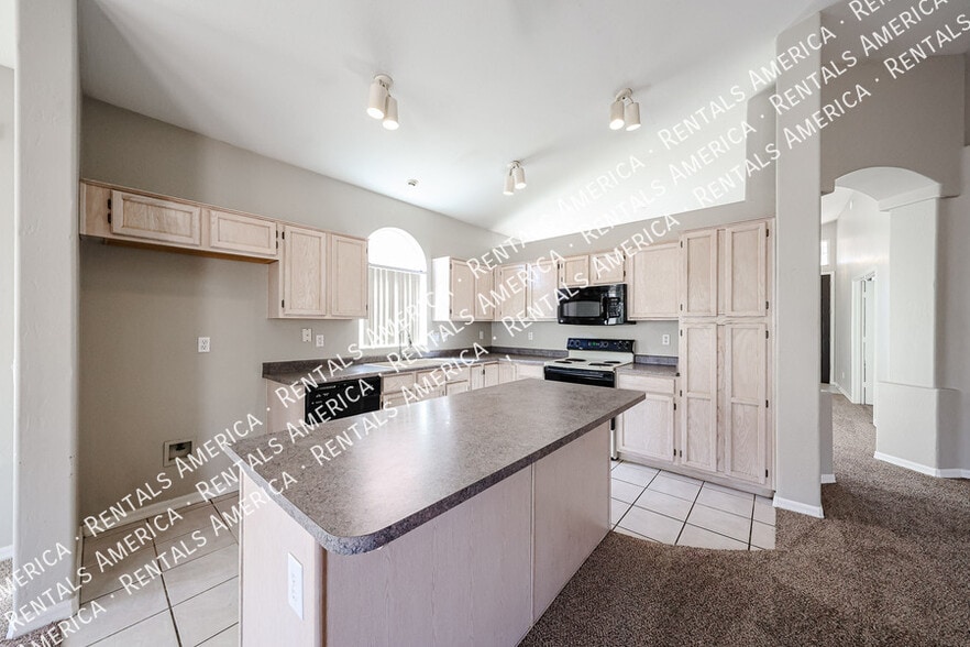 Building Photo - 13874 W Wilshire Dr