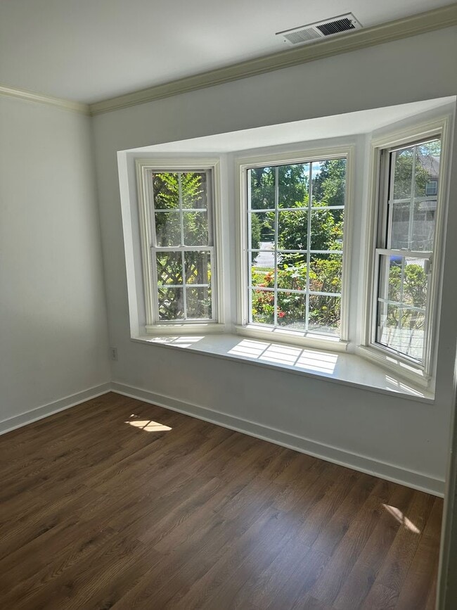 Building Photo - 2216 Windom Pl