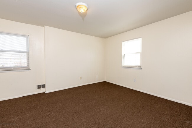 Building Photo - 140 Primrose Ln