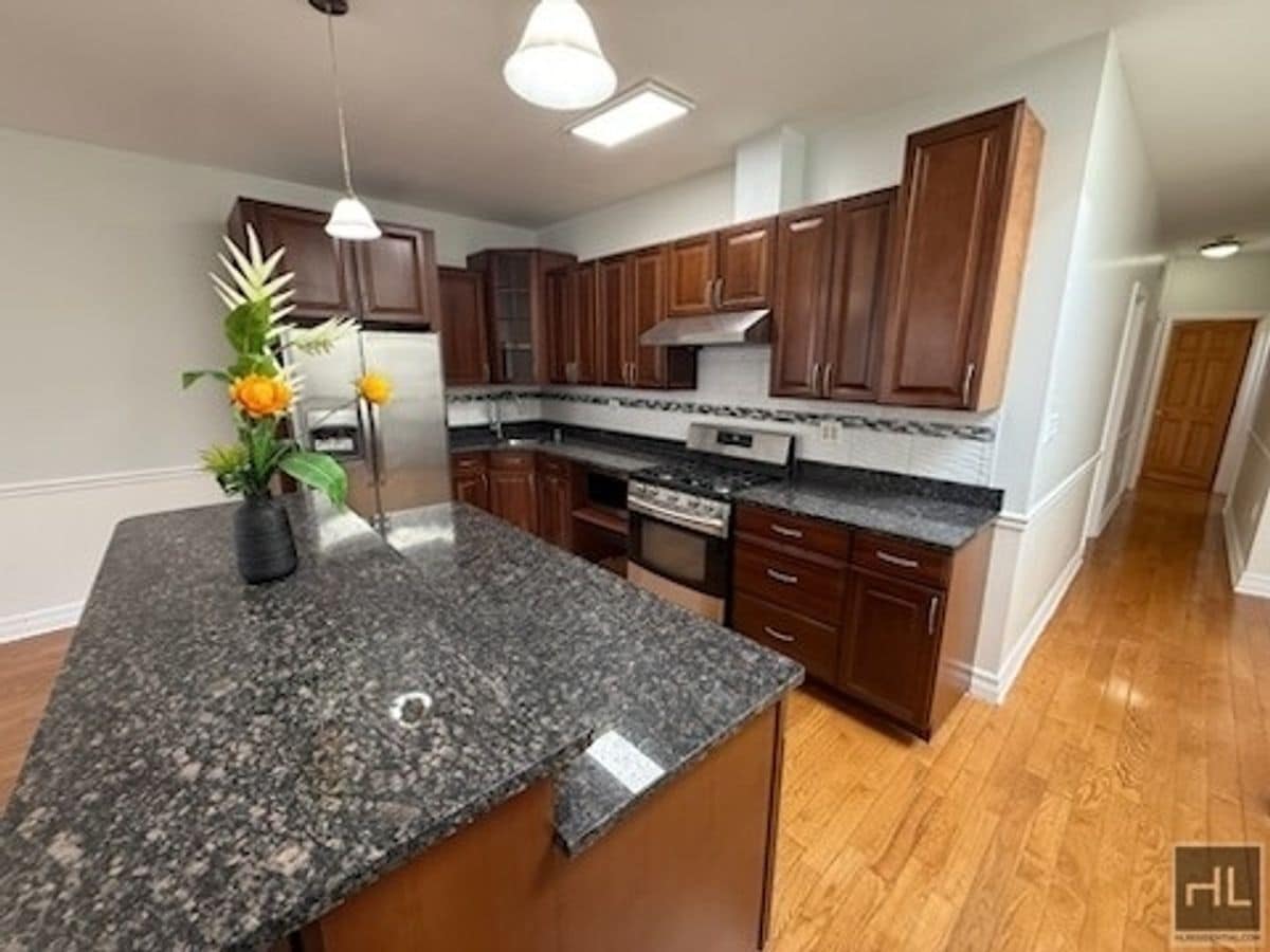 Building Photo - 102 STREET