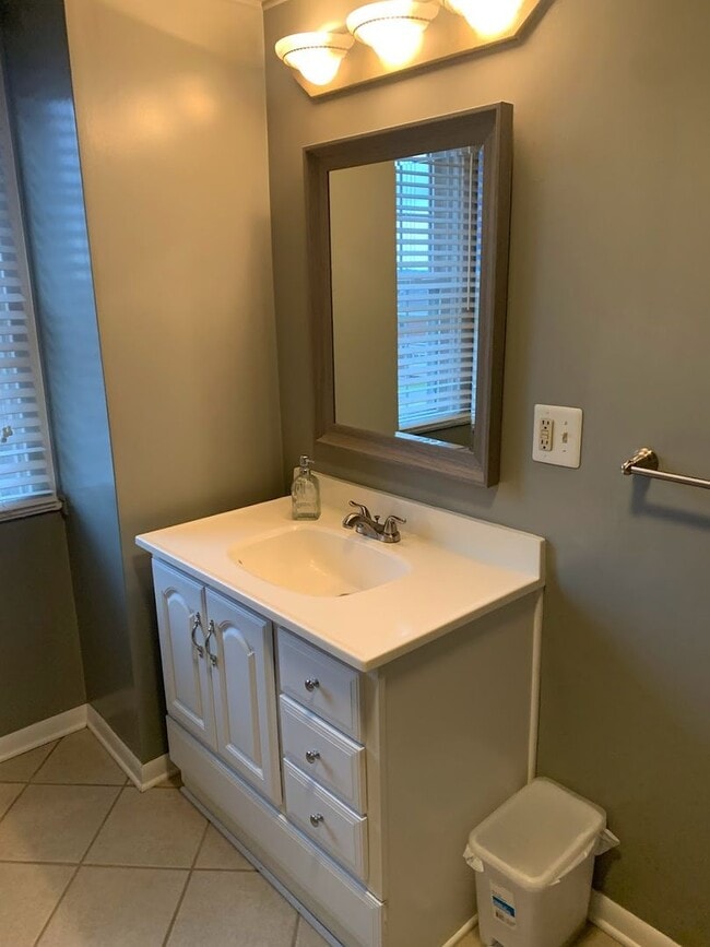 Building Photo - Beautiful Renovated 3/1.5 Home in Beechview - Available NOW