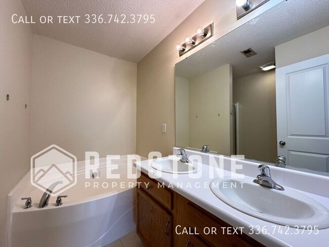 Building Photo - 610 Thistle Dr