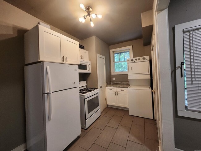 Building Photo - 408 E 9th St