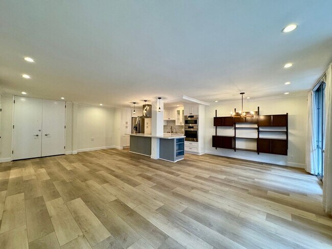 Building Photo - Luxury living in the heart of West Hollywood at the Kings Plaza!