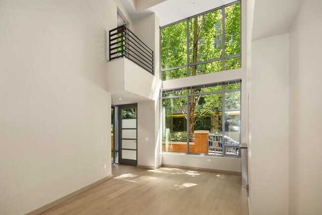 Building Photo - 910 Lenora St