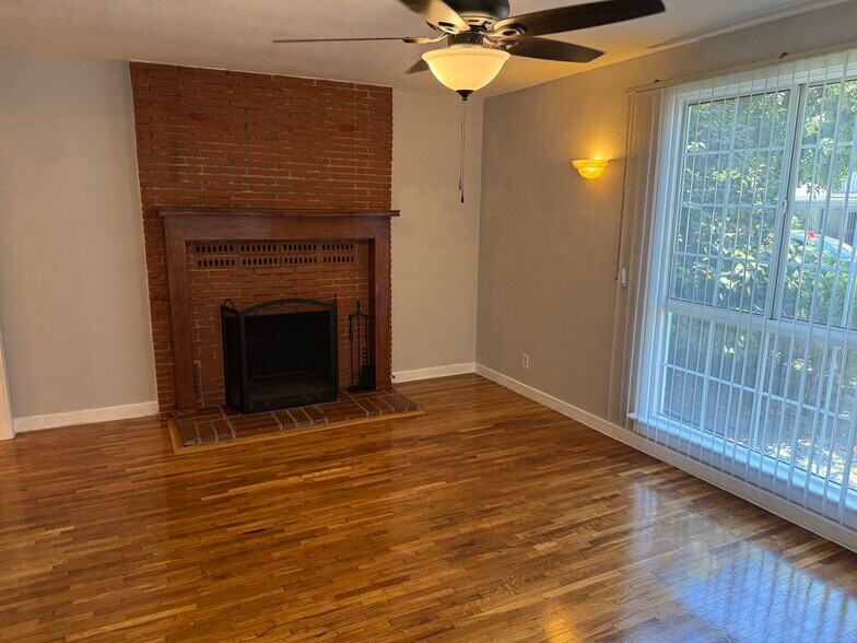 Building Photo - 10816 Blix St