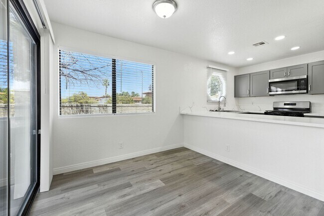 Building Photo - SW!! 2 Bedroom Condo!! 1st Floor!! Newly r...