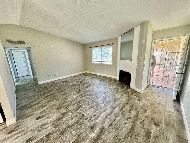 Building Photo - Spacious 2BD/2BTH with Private 2 Car Garage! (2nd Floor)