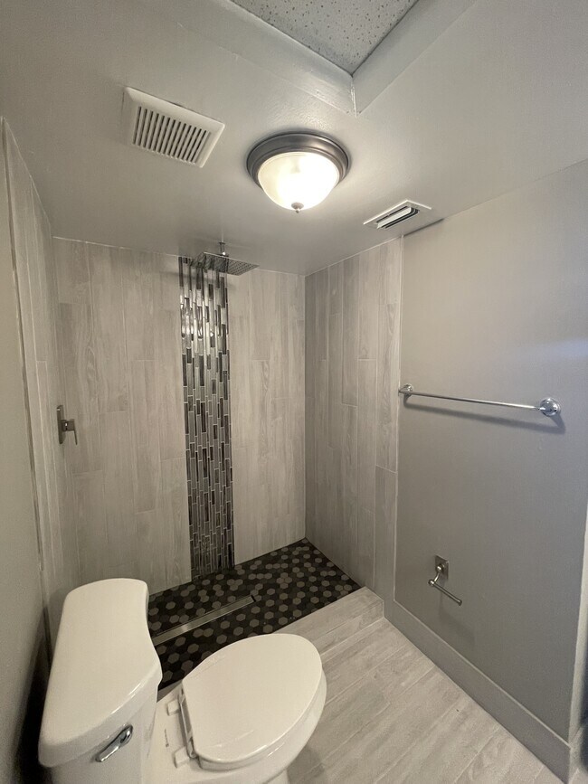 Building Photo - 2803 N Oakland Forest Dr