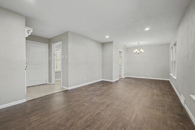 Building Photo - 2319 Glengariff Dr