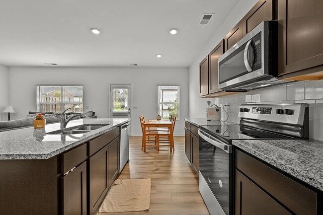 Building Photo - 1102 Lossie Ln