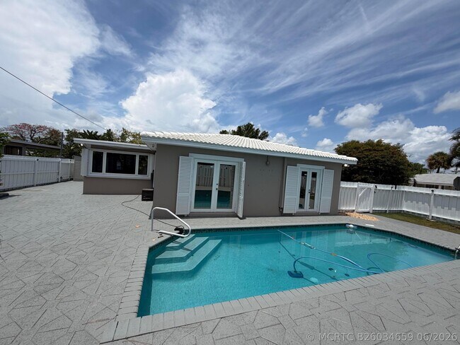 Building Photo - 204 S Seacrest Cir