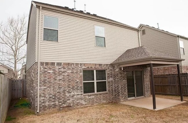 Building Photo - Available August 1st! Two-Story 3 Bedroom, 2.5 Bathroom in the center of Fayetteville