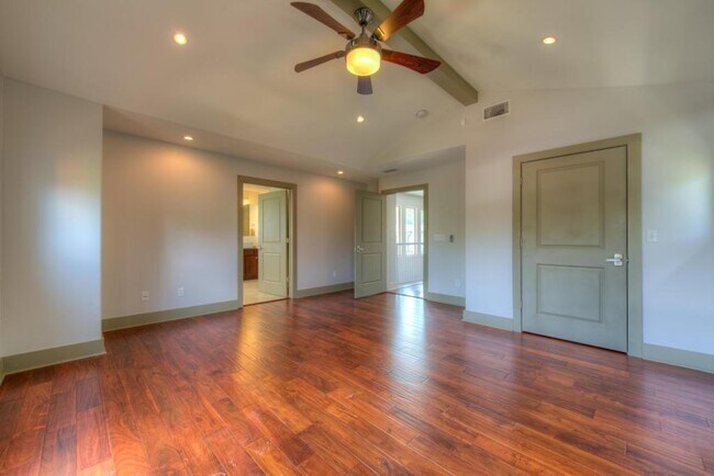 Building Photo - 605 Peacock Ln
