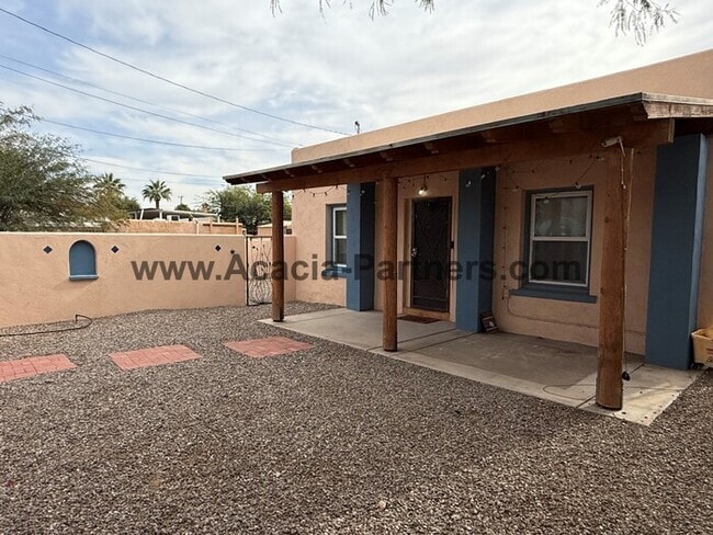 Building Photo - Spacious Four Bedroom Home