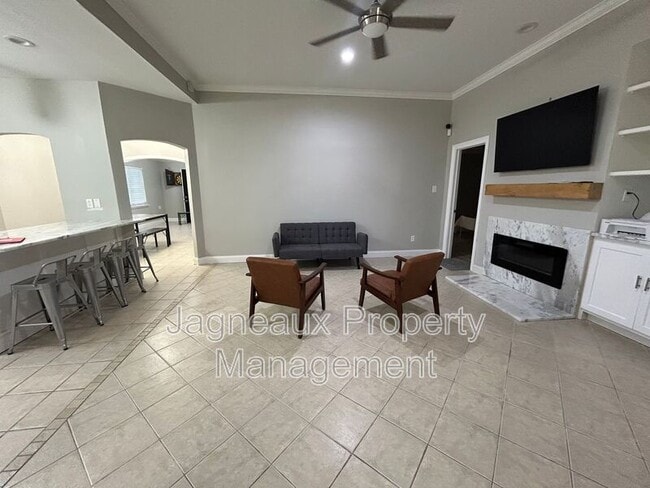 Building Photo - 416 Rue Canard