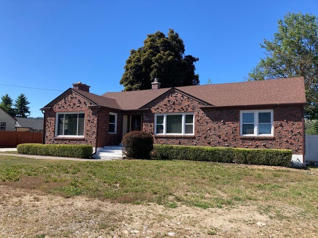 Building Photo - PENDING APPLICATION- Spacious 4 Bedroom on...
