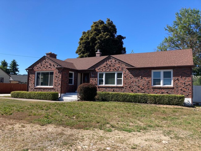 Building Photo - Spacious 4 Bedroom on Upriver Drive