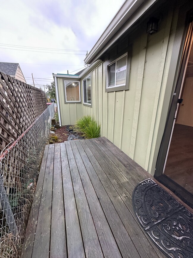 Building Photo - 2 Bedroom Apartment - Blocks From Downtown...