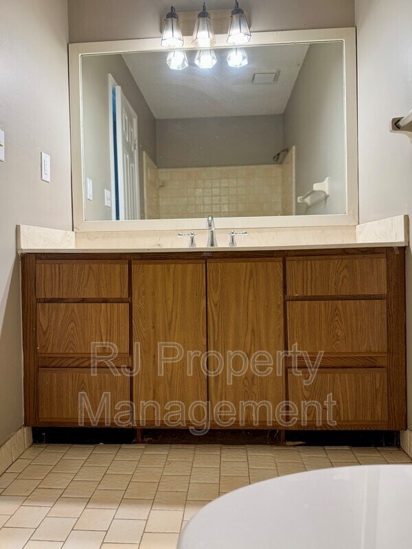 Building Photo - 5996 Parktree Cove