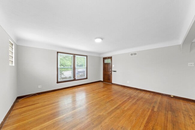 Building Photo - 2 bedroom Single Family Home with Fenced i...