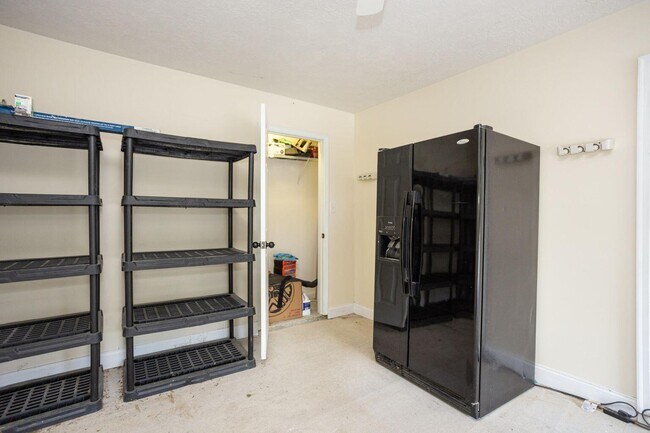 Building Photo - 6053 Sanibel Dr