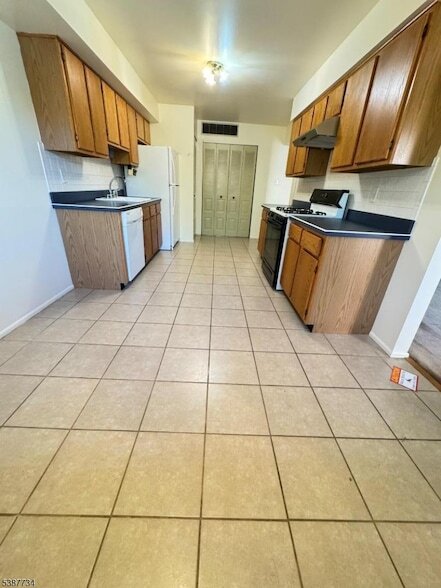 Building Photo - 1005 Edison Glen Terrace
