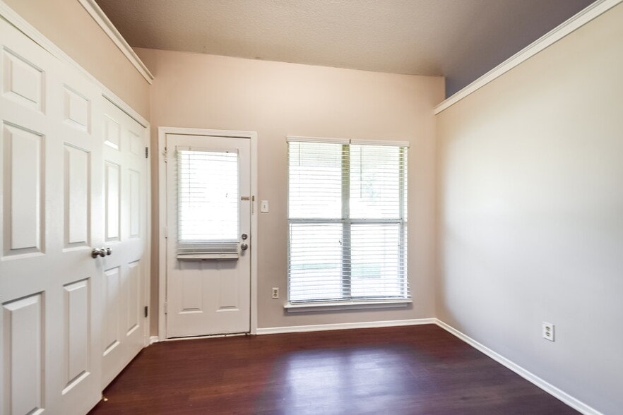 Building Photo - 7082 Layne Dr