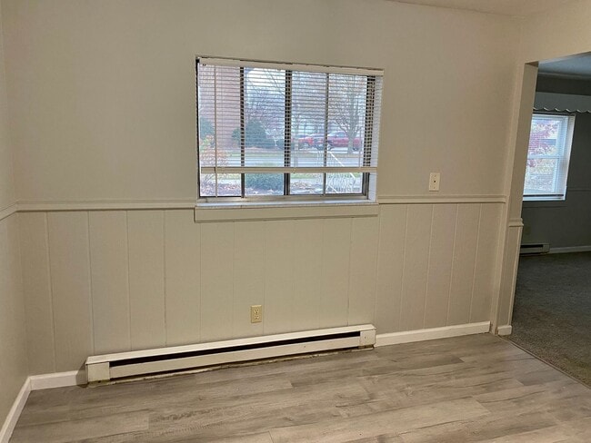 Building Photo - Quaint One Bedroom Apartment