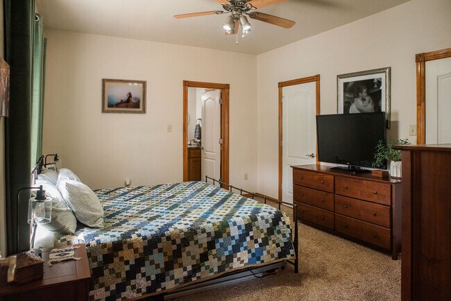 Building Photo - 608 Shady Oak