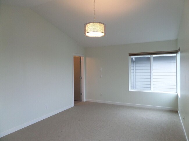 Building Photo - Immaculate and LARGE 4-Bedroom Home in Unb...
