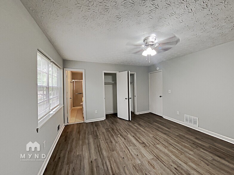 Building Photo - 3553 Charlotte Dr