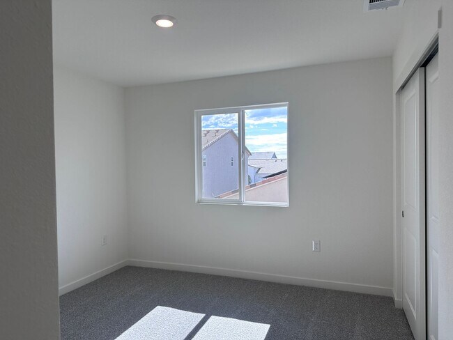 Building Photo - Beautiful 2024 Built 3 bed 2 bath!