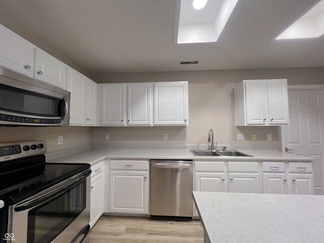 Building Photo - 14243 Holly Berry Cir