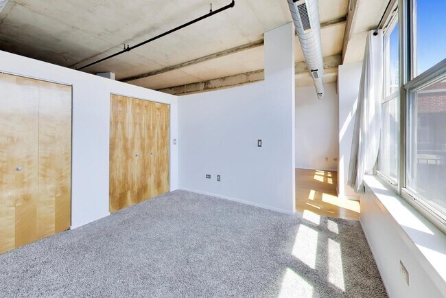 Building Photo - 6 S Laflin St