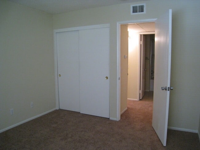 Building Photo - SPARKLING CONDO, UPPER UNIT!