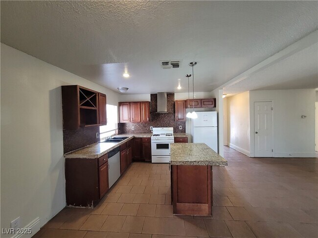 Building Photo - 3908 Montebello Ave