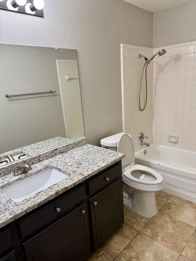 Building Photo - 2BD/2BA duplex in Hewitt!